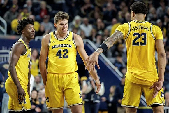 L.J. Cason (2), Will Tschetter (42), and Yaxel Lendeborg (23)
