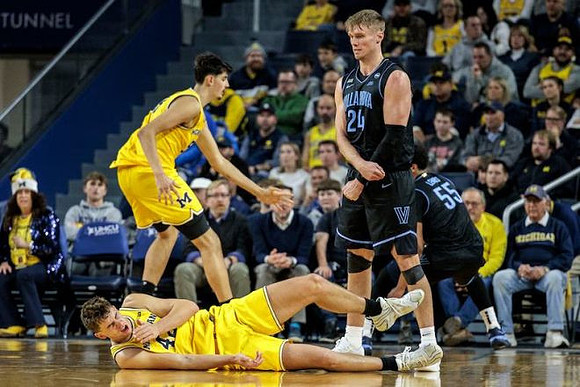 Aday Mara (15) and Will Tschetter (42)