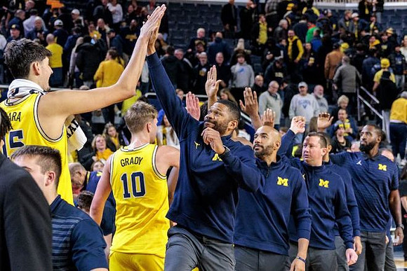 Aday Mara (15), Winters Grady (10), and Michigan Team