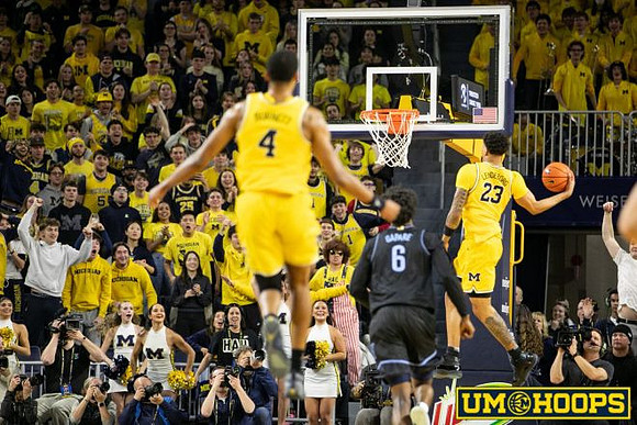 Nimari Burnett (4) and Yaxel Lendeborg (23)