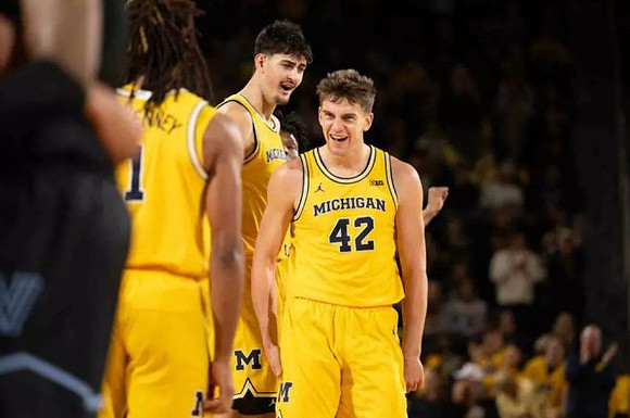 Trey McKenney (1), Aday Mara (15), and Will Tschetter (42)