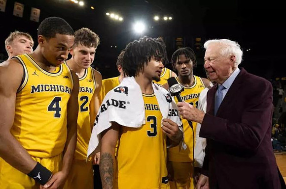Elliot Cadeau (3) and Michigan Team