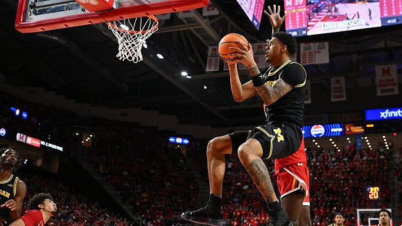 Morez Johnson Jr. (21) and Yaxel Lendeborg (23)