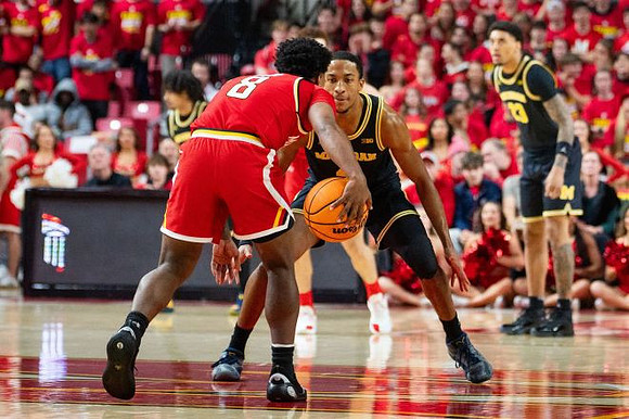 Nimari Burnett (4) and Yaxel Lendeborg (23)
