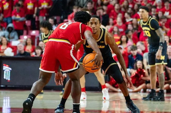 Nimari Burnett (4) and Yaxel Lendeborg (23)
