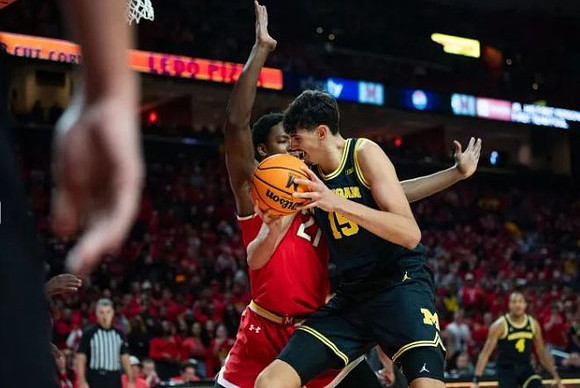 Aday Mara (15) and Nimari Burnett (4)