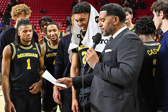 Yaxel Lendeborg (23) and Michigan Team