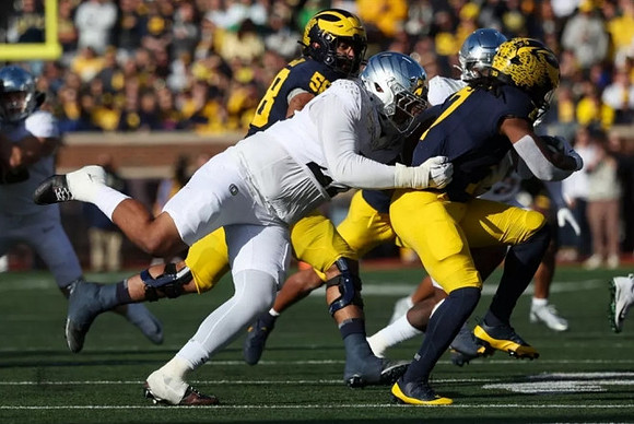Giovanni El-Hadi (58) and Donovan Edwards (7)