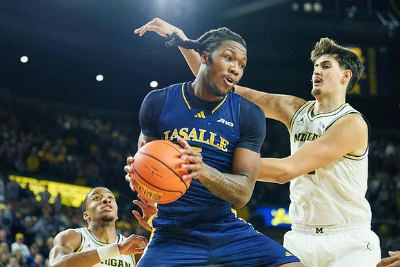 Nimari Burnett (4) and Aday Mara (15)