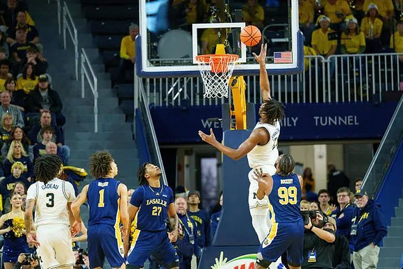 Elliot Cadeau (3) and Morez Johnson Jr. (21)