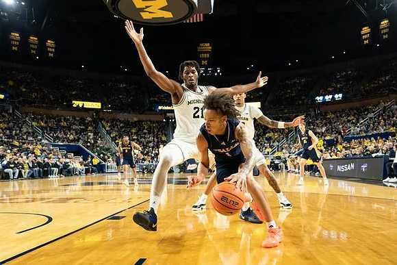Morez Johnson Jr. (21) and Yaxel Lendeborg (23)