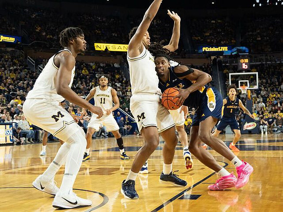 Morez Johnson Jr. (21), Roddy Gayle Jr. (11), and Yaxel Lendeborg (23)