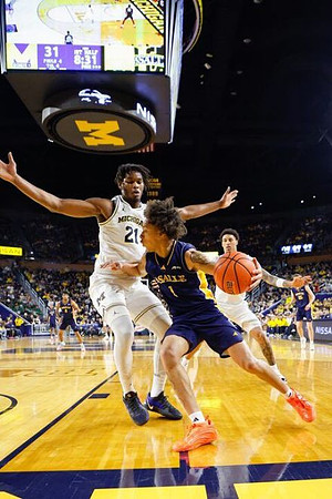 Morez Johnson Jr. (21) and Yaxel Lendeborg (23)