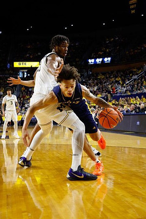 Elliot Cadeau (3) and Morez Johnson Jr. (21)
