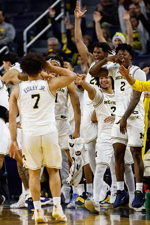 Howard Eisley Jr. (7) and Michigan Team