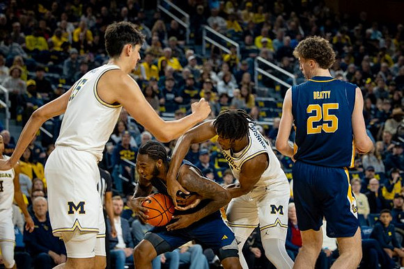 Aday Mara (15) and Morez Johnson Jr. (21)