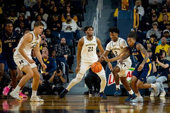 Will Tschetter (42), Morez Johnson Jr. (21), and L.J. Cason (2)