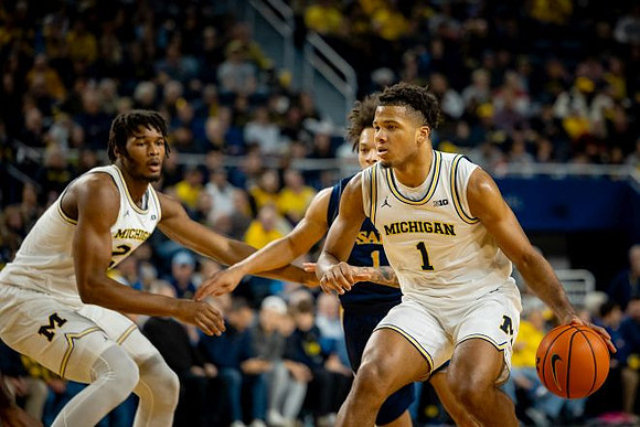 Morez Johnson Jr. (21) and Trey McKenney (1)