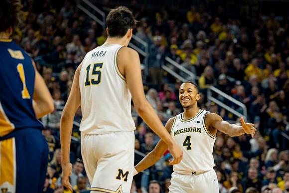 Aday Mara (15) and Nimari Burnett (4)