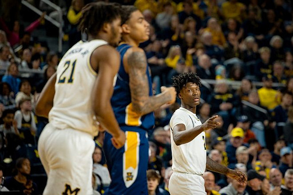 Morez Johnson Jr. (21) and L.J. Cason (2)