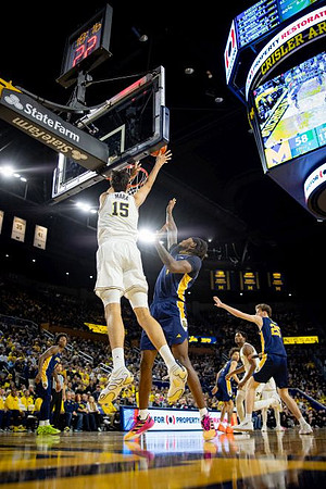 Aday Mara (15) and Morez Johnson Jr. (21)