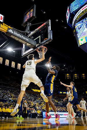 Aday Mara (15), Morez Johnson Jr. (21), and Elliot Cadeau (3)