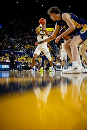 Nimari Burnett (4) and Aday Mara (15)