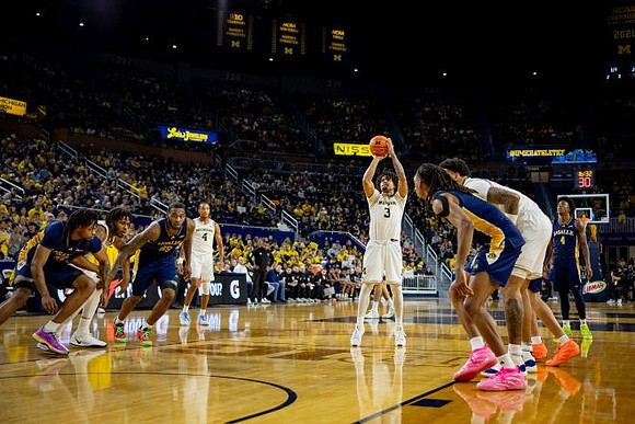 Morez Johnson Jr. (21), Nimari Burnett (4), Elliot Cadeau (3), and Yaxel Lendeborg (23)