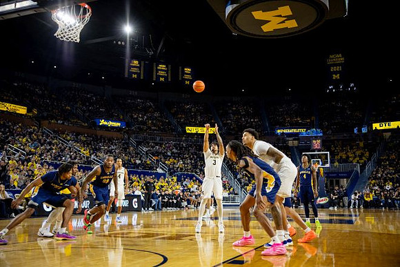 Morez Johnson Jr. (21), Nimari Burnett (4), Elliot Cadeau (3), and Yaxel Lendeborg (23)