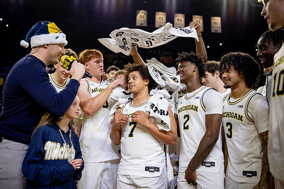 Howard Eisley Jr. (7) and Michigan Team