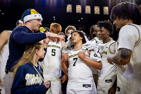 Howard Eisley Jr. (7) and Michigan Team