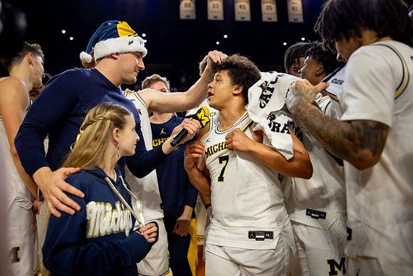 Howard Eisley Jr. (7) and Michigan Team