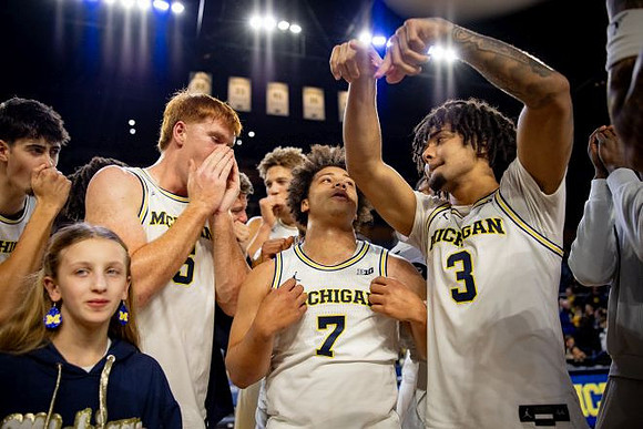 Howard Eisley Jr. (7) and Michigan Team