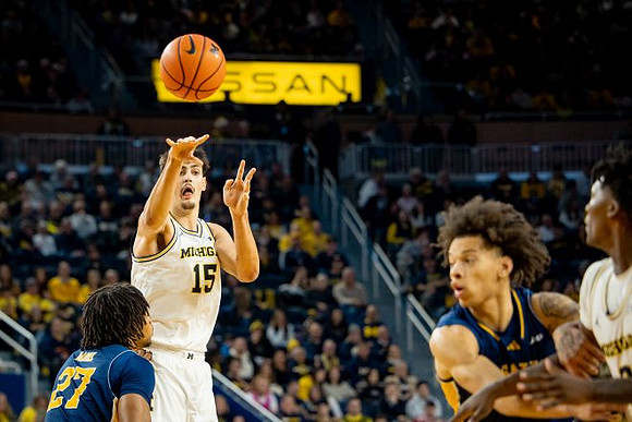 Aday Mara (15) and L.J. Cason (2)