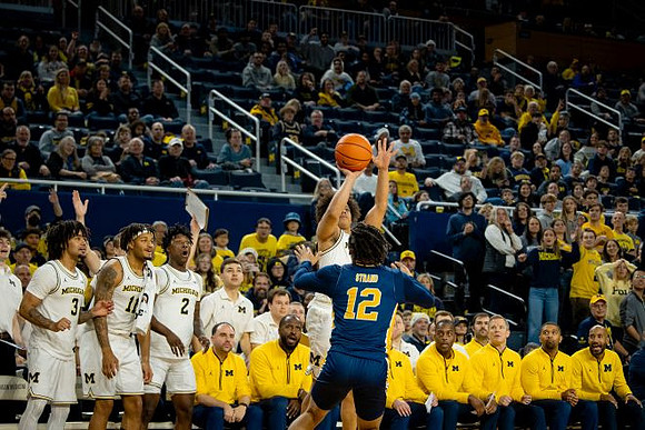 Howard Eisley Jr. (7) and Michigan Team