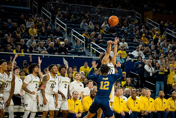 Howard Eisley Jr. (7) and Michigan Team