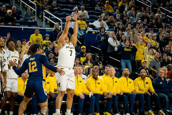 Howard Eisley Jr. (7) and Michigan Team
