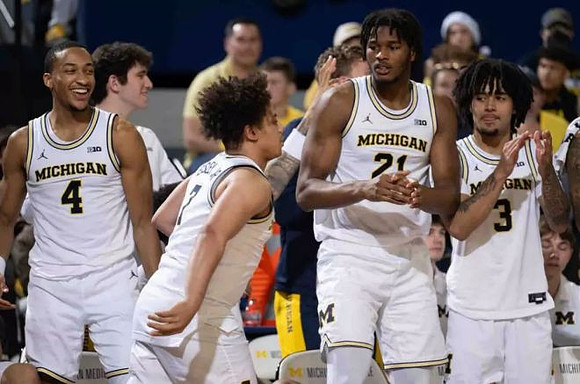 Howard Eisley Jr. (7) and Michigan Team