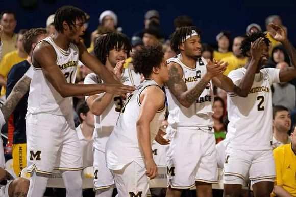 Howard Eisley Jr. (7) and Michigan Team