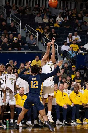 Howard Eisley Jr. (7) and Michigan Team