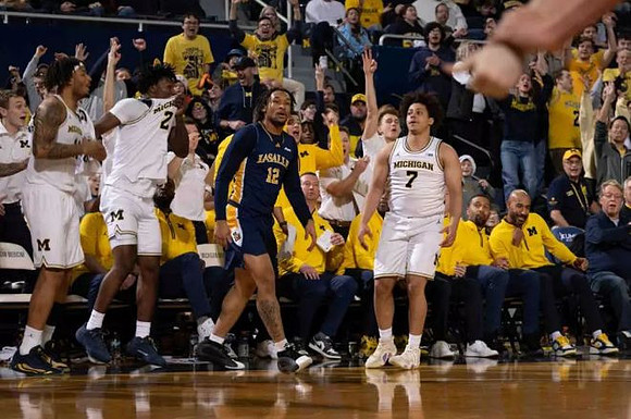 Howard Eisley Jr. (7) and Michigan Team