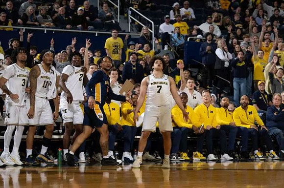 Howard Eisley Jr. (7) and Michigan Team