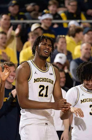 Morez Johnson Jr. (21) and Elliot Cadeau (3)