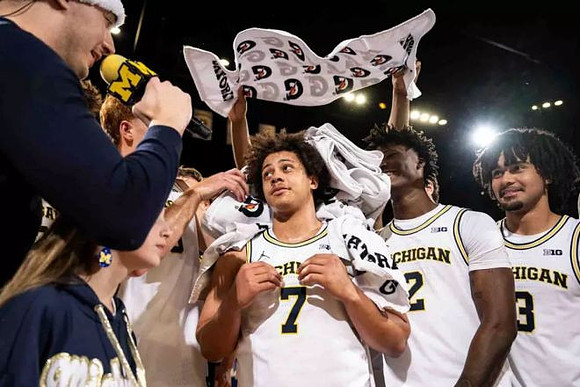 Howard Eisley Jr. (7) and Michigan Team