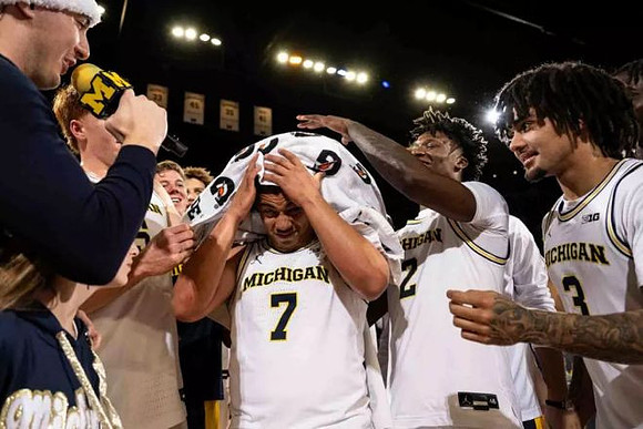 Howard Eisley Jr. (7) and Michigan Team