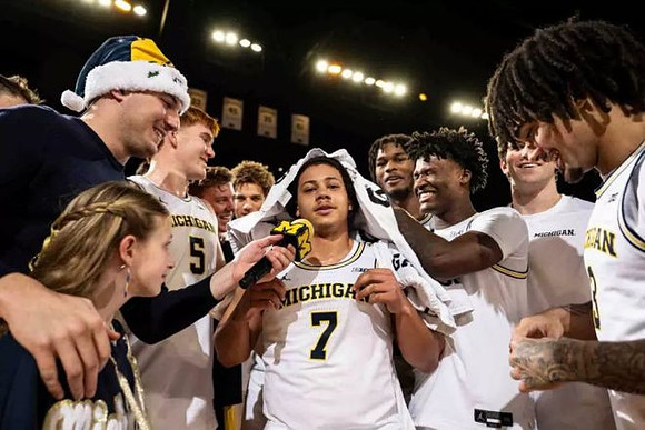 Howard Eisley Jr. (7) and Michigan Team