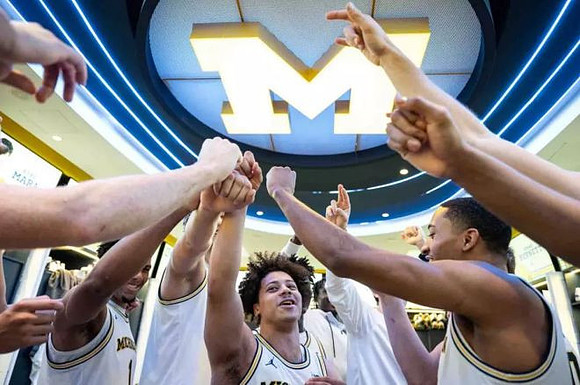 Howard Eisley Jr. (7) and Michigan Team