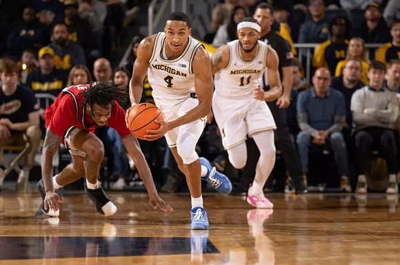 Nimari Burnett (4) and Roddy Gayle Jr. (11)