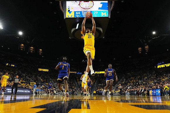 Morez Johnson Jr. (21), Yaxel Lendeborg (23), and Nimari Burnett (4)