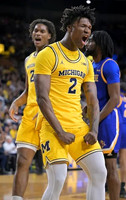 Morez Johnson Jr. (21) and L.J. Cason (2)